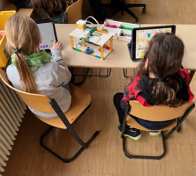 Auch Mädchen sind in der Robotik-AG mit Eifer dabei und programmieren kreative Lösungen für ihren Alltag; hier: eine bewegte Disco mit Beleuchtung | Foto: G. Bürk