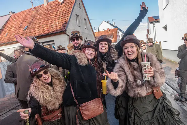 Faschingsumzug in Hagenbach - mit lautem Helau grüßt das närrische Volk | Foto: Paul Needham