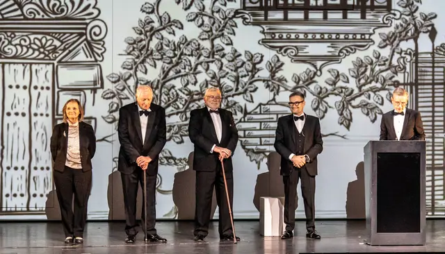 das Dreiergremium, das über Auswahl und Verleihung des Bloomaulordens entscheidet. Auf dem Bild: Barbara Waldkirch Prof.Dr. Achim Weizel, Bert Siegelmann , am Redepult Dr. med. Markus Haass und Andreas Burger | Foto: Wolfgang Neuberth