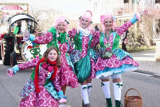 Farbenfrohe Kostüme prägen das Bild beim Fastnachtsumzug | Foto: Cornelia Bauer