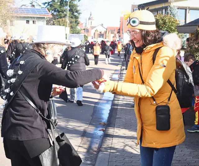 Immer wieder regnet es Süßigkeiten auf die Zuschauer - oder sie werden gezielt übergeben | Foto: Cornelia Bauer