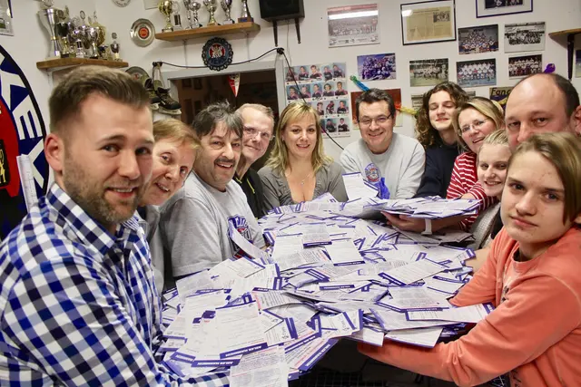 Die Wahl zum Liebling der Saison wäre ohne sie undenkbar: die fleißigen Helfer vom Adlerfanclub Bully-Tor ’82 | Foto: Peter Engelhardt