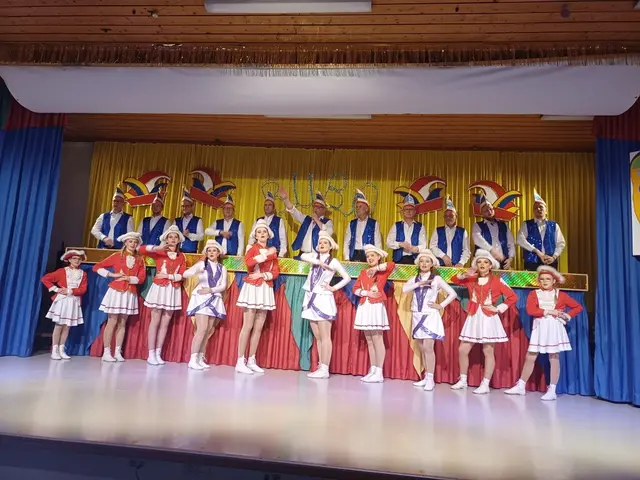 Rote Garde 
Lavina Albrecht, Anna Lebkücher, Clara Lebkücher, Hanna Mack, Lena Mack, Leonie Ouellet, Charlotte Rathgeber
Violette Garde 
Christiane Döscher, Johanna Rathgeber, Julia Rathgeber
Einstudiert von Bettina Mack
Die Mädels haben gleich zum Auftakt mit einer beeindruckenden Proformens eine super Stimmung in den Saal gebracht. | Foto: Katja Pretz