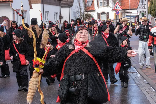 Faschingsumzug in Hagenbach - mit lautem Helau grüßt das närrische Volk | Foto: Paul Needham