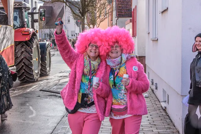 Faschingsumzug in Hagenbach - mit lautem Helau grüßt das närrische Volk | Foto: Paul Needham