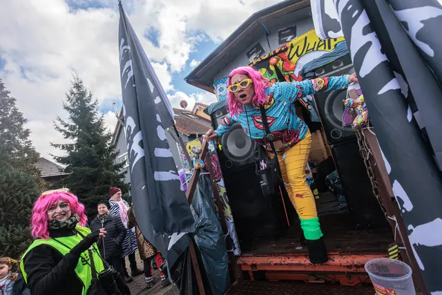 Faschingsumzug in Hagenbach - bunt, laut und fröhlich | Foto: Paul Needham