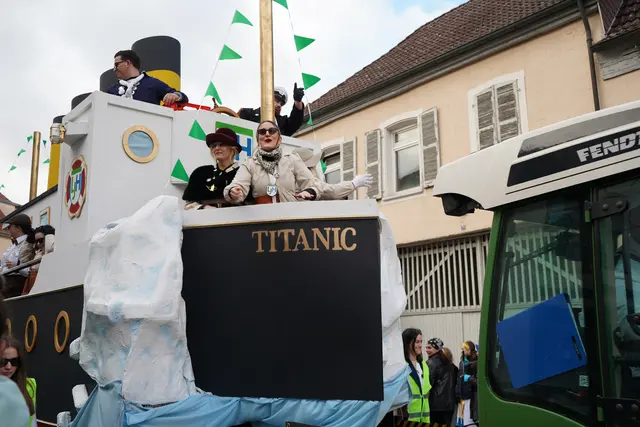 Die Landjugend Herxheim bauten ihren Wagen in eine (fast) originalgetreue Titanic um und glänzten mit den passenden Kostümen | Foto: Katharina Wirth