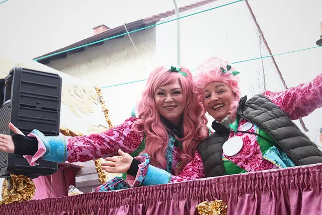 Mit lauten „Helau“-Rufen begrüßen die Narren das Publikum | Foto: Cornelia Bauer