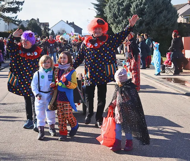 Mit lauten „Helau“-Rufen begrüßen die Narren das Publikum | Foto: Cornelia Bauer
