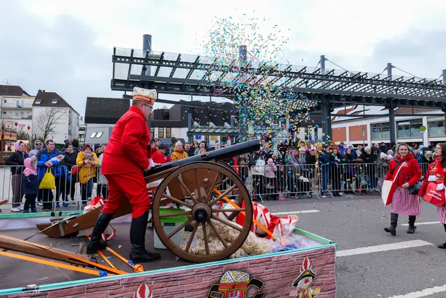 Konfettiregen beim 75. Westricher Fastnachtsumzug in Ramstein-Miesenbach: Mit einer traditionellen Kanone sorgt ein Zugteilnehmer für ausgelassene Stimmung, während Tausende Besucher das Jubiläum entlang der Strecke feiern. | Foto: Erik Stegner