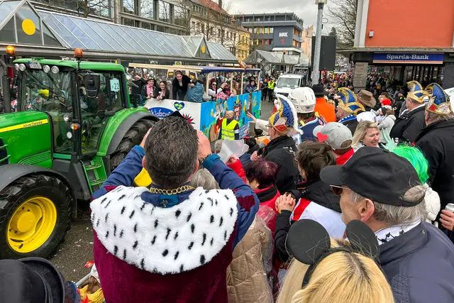 Trotz Regenschauern dicht umlagert: Ein Motivwagen mit Traktor rollt durch die Rosenstadt, tausende verkleidete Narren säumen beim Fastnachtsumzug am Fastnachtsdienstag die Straßen und feiern ausgelassen. | Foto: Rainer Ulm