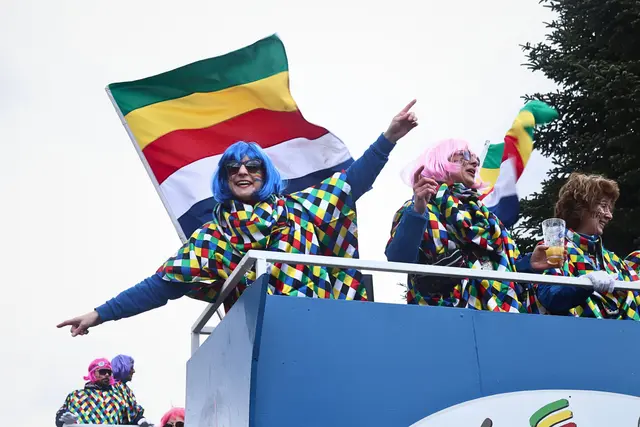 Musik und Jubel begleiten den Zug auf seinem Weg | Foto: Cornelia Bauer