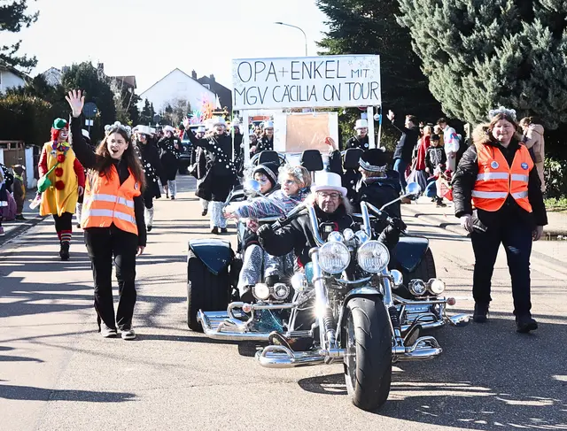 Auch das Wetter spielt beim Umzug mit | Foto: Cornelia Bauer