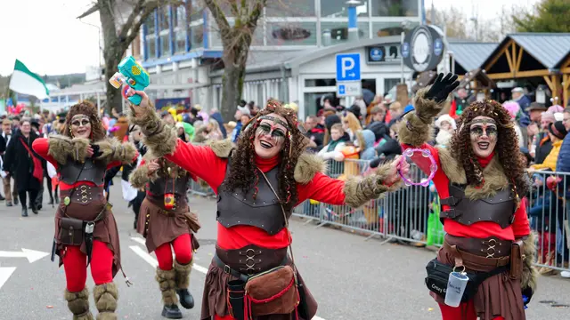 Fantasievoll kostümierte Teilnehmer feiern beim 75. Westricher Fastnachtsumzug in Ramstein-Miesenbach ausgelassen auf der Zugstrecke – Tausende Besucher säumen beim Jubiläum die Straßen der Innenstadt. | Foto: Erik Stegner