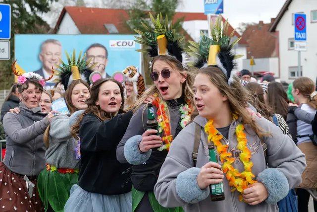 Ausgelassene Stimmung beim 75. Westricher Fastnachtsumzug in Ramstein-Miesenbach: Fantasievoll kostümierte Jugendliche feiern singend und lachend entlang der Zugstrecke das Jubiläum. | Foto: Erik Stegner