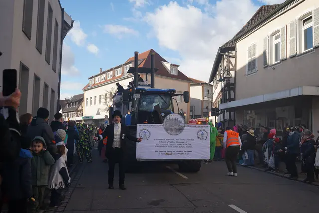 Die Hatzebehler Fasenachter mit einem Dampfer nach "Missisippi-Art" | Foto: Katharina Wirth