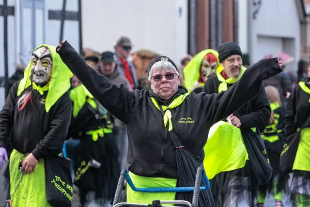 Faschingsumzug in Hagenbach - mit lautem Helau grüßt das närrische Volk | Foto: Paul Needham