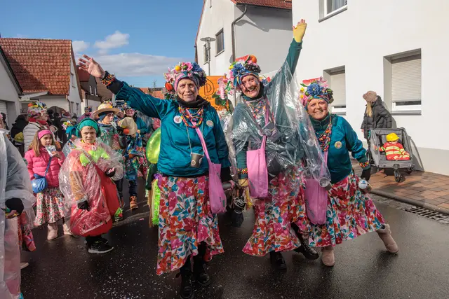 Faschingsumzug in Hagenbach - mit lautem Helau grüßt das närrische Volk | Foto: Paul Needham