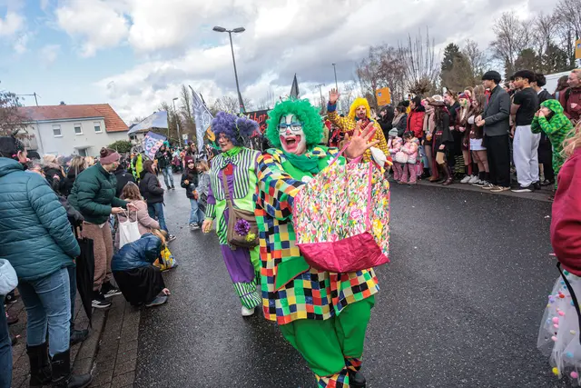 Faschingsumzug in Hagenbach - bunt, laut und fröhlich | Foto: Paul Needham