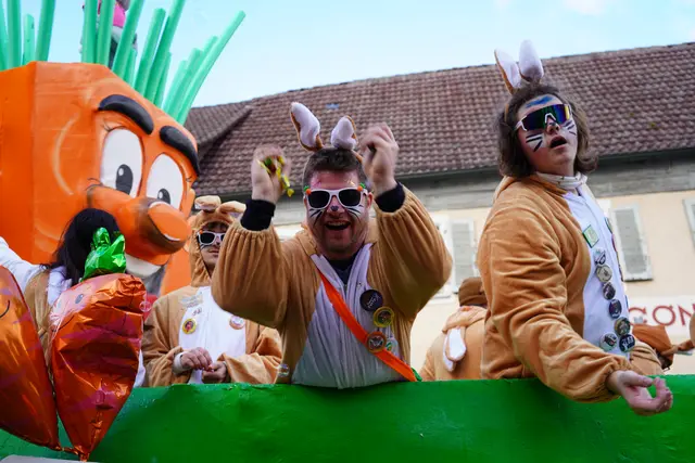 Die Südpfälzer Faschingsfreunde aus Hatzenbühl mit "Lotti Karotti" | Foto: Katharina Wirth