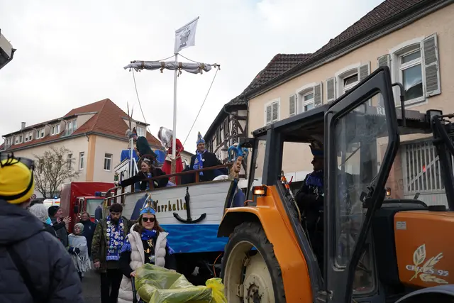 Das Narrenschiff des Veranstalters CV Narrhalla Herxheim bildet wie gewohnt den Abschluss des Umzugs | Foto: Katharina Wirth