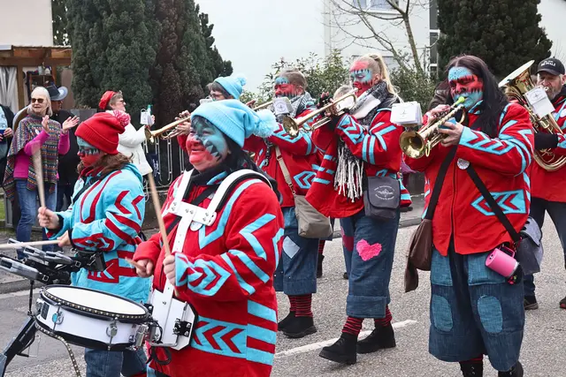 Musik und Jubel begleiten den Zug auf seinem Weg | Foto: Cornelia Bauer