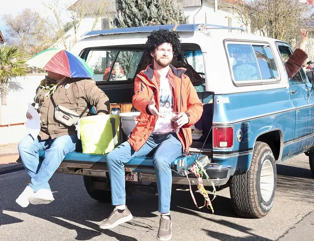 Zwischen Musikboxen und Motto-Wagen wird kräftig gefeiert | Foto: Cornelia Bauer