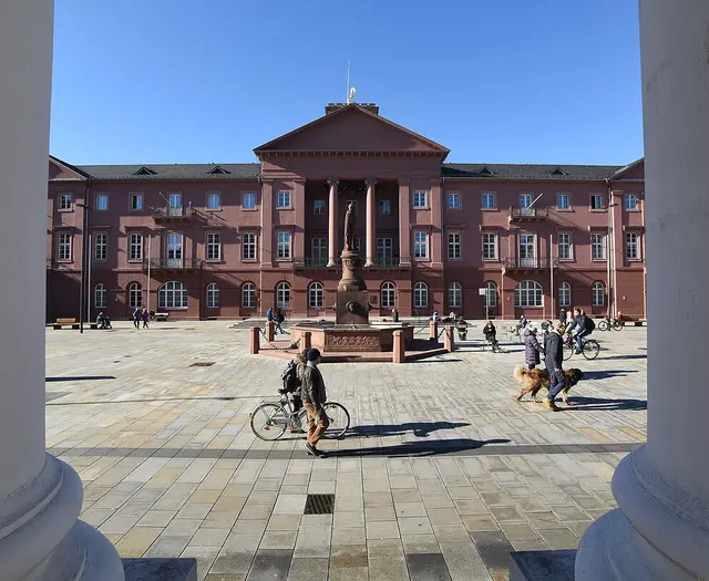 Über eine Haushaltssperre berät der Karlsruher Gemeinderat im März | Foto: Stadt Karlsruhe, Monika Müller-Gmelin