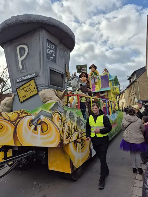 Viele fantasievolle Motivwagen beim Fasnachtsumzug Niedermoschel | Foto: S. Nickel/gratis