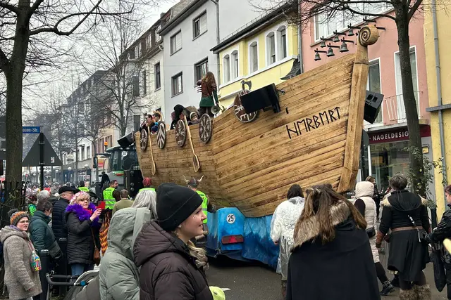 Ein als Wikingerschiff gestalteter Motivwagen rollt beim Fastnachtsumzug durch die Rosenstadt – trotz grauem Himmel säumen zahlreiche Zuschauer die Straßen und feiern den närrischen Lindwurm. | Foto: Rainer Ulm