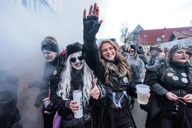 Faschingsumzug in Hagenbach - mit lautem Helau grüßt das närrische Volk | Foto: Paul Needham