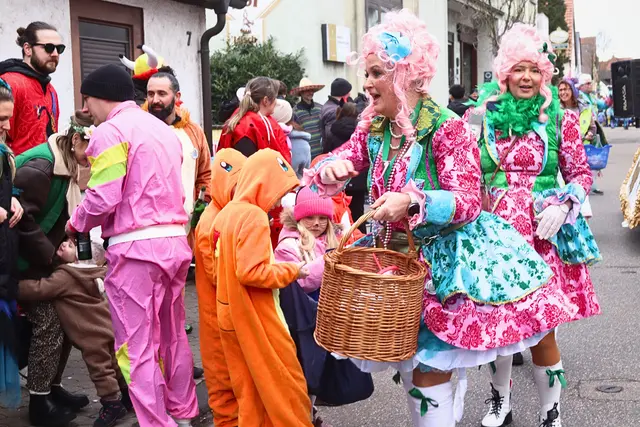 Zwischen Süßigkeiten und Konfetti bleibt kaum eine Hand leer | Foto: Cornelia Bauer