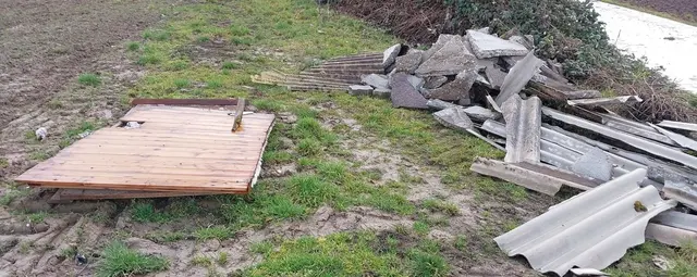 Bauschutt auf einem Feld bei Lingenfeld. Die Polizei sucht den Umweltsünder | Foto: Polizei Germersheim