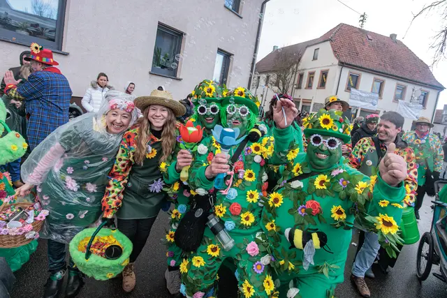 Faschingsumzug in Hagenbach - mit lautem Helau grüßt das närrische Volk | Foto: Paul Needham