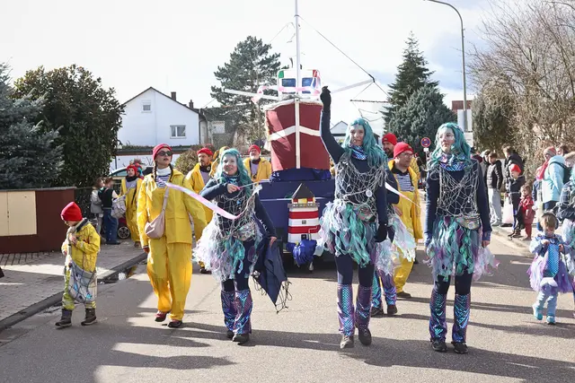 Bunte Perücken und schrille Outfits bestimmen das Bild | Foto: Cornelia Bauer