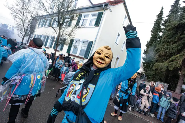 Faschingsumzug in Hagenbach - mit lautem Helau grüßt das närrische Volk | Foto: Paul Needham
