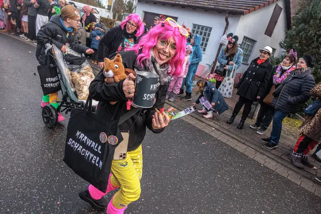 Faschingsumzug in Hagenbach - bunt, laut und fröhlich | Foto: Paul Needham