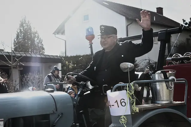 Jubel brandet auf, als der nächste Wagen erscheint | Foto: Cornelia Bauer