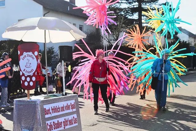 Der Zug schlängelt sich langsam durch die Straße | Foto: Cornelia Bauer