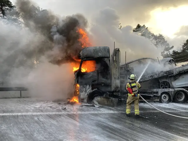 Die Zugmaschine eines Autotransporters stand beim Eintreffen der Feuerwehr in Vollbrand | Foto: Berufsfeuerwehr Kaiserslautern