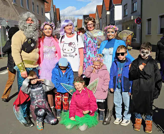 Wundervolle Kostüme und mittendrin Alexandra mit Familie | Foto: Brigitte Melder