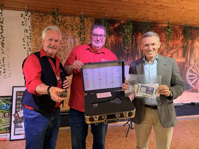 Landrat Ralf Leßmeister bekommt nicht nur den Regierungsschlüssen von den MUV-Vertretern Ralf Töpfer und Thomas Baust zurück. Im Koffer sind auch je ein nicht ausgefüllter Lotto- und Bingo-Schein | Foto: Reiner Voß / Kreisverwaltung / gratis