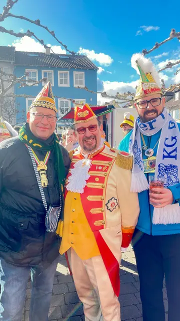 Der Designierte Präsident der Vereinigung Badisch-Pfälzischer Karnevalvereine, Andreas Müss (links). Der Kommandant der Stadtgarde Ludwigshafen, Steffen Unfricht und Jeremie Penske (rechts), Vorsitzender und Sitzungspräsident der Derkemer Grawler. 
 | Foto: Grawler