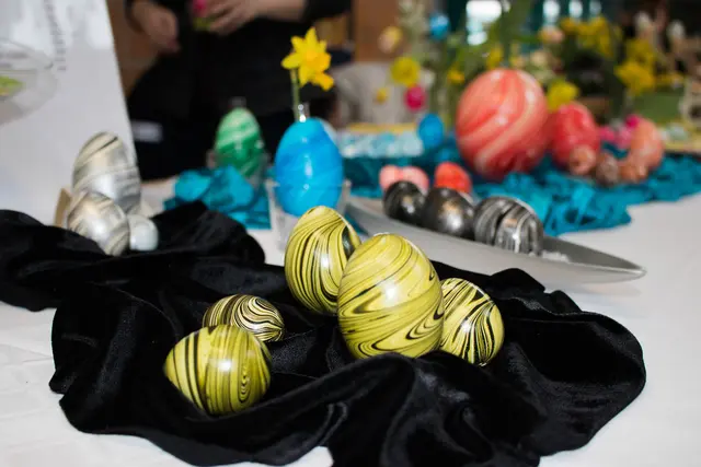 Besucher der 29. Ostereierausstellung in den Westpfalz-Werkstätten Kaiserslautern-Siegelbach bestaunen kunstvoll gestaltete Ostereier  | Foto: Marianne Strasser/gratis