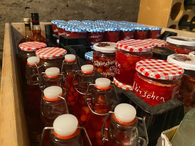 Durch Einmachen oder Einkochen können Lebensmittel haltbar gemacht werden. Damit sind sie für die Notfallvorsorge gut geeignet | Foto: Evamaria/stock.adobe.com