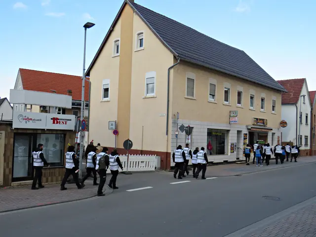 Securyties verteilen sich entlang der Straße | Foto: Brigitte Melder