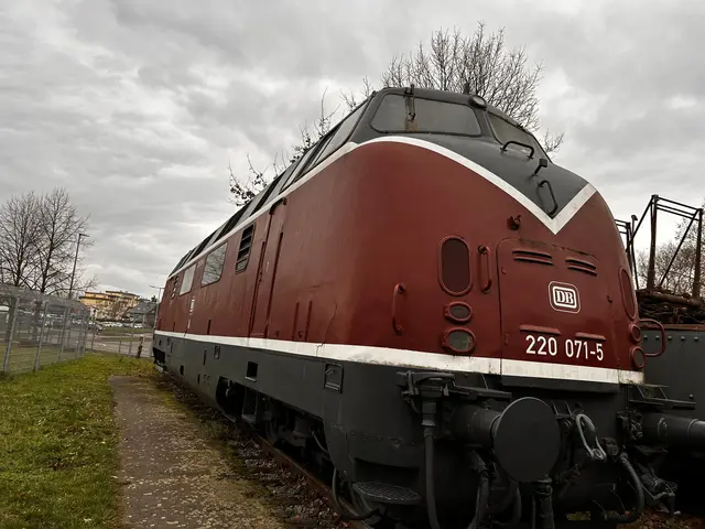 An die Diesellokomotive V 200, Baujahr 1959, werden noch zwei Waggons angekoppelt | Foto: Verkehrsverein Speyer