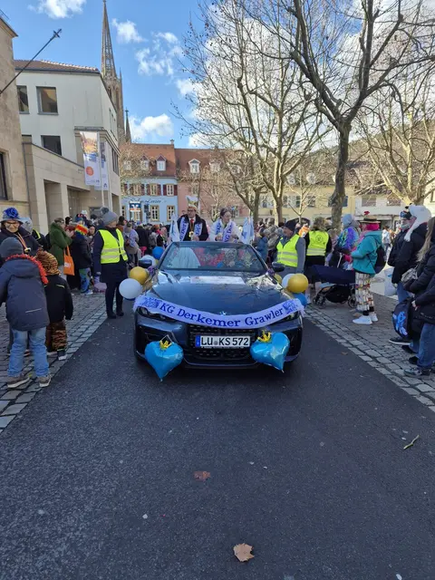 Auf dem Cabrio ist das Jubiläums-Zwillings-Prinzenpaar Tanja II. und Dirk I.

 | Foto: Grawler