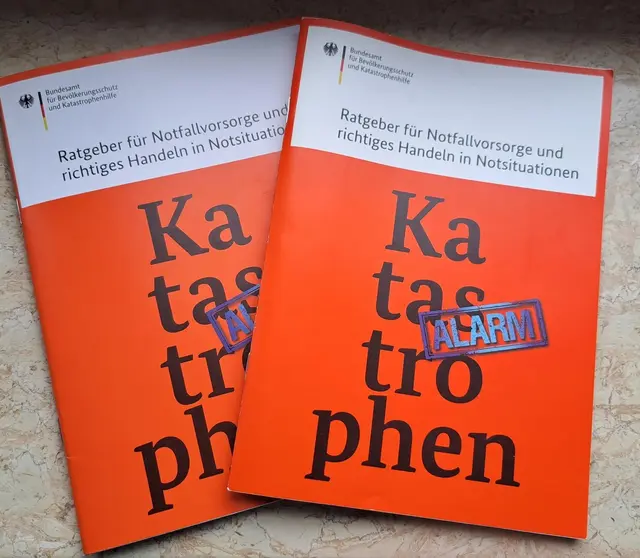 Der Ratgeber des Bundesamtes für Bevölkerungs- und Katastrophenhilfe zeigt, wie sich Haushalte effektiv auf Stromausfälle und Notfälle vorbereiten können. Das Foto bildet die vorherige Ausgabe ab | Foto: Monika Klein