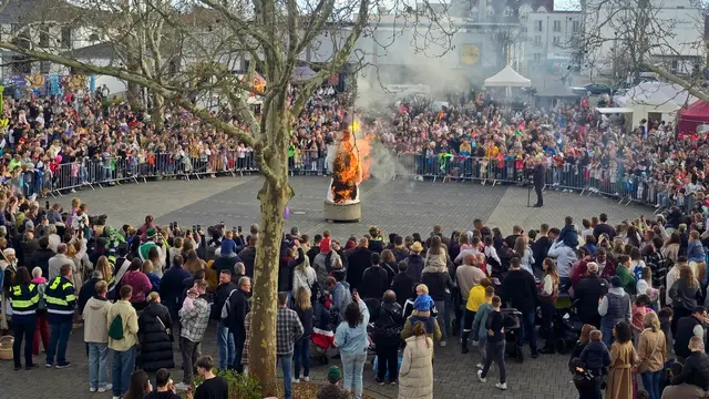 ymbolischer Winterabschied auf dem Jahnplatz: Die Winterverbrennung gehört zum Höhepunkt des Umzugs.  | Foto: Gemeindeverwaltung Haßloch/Julius Weiß